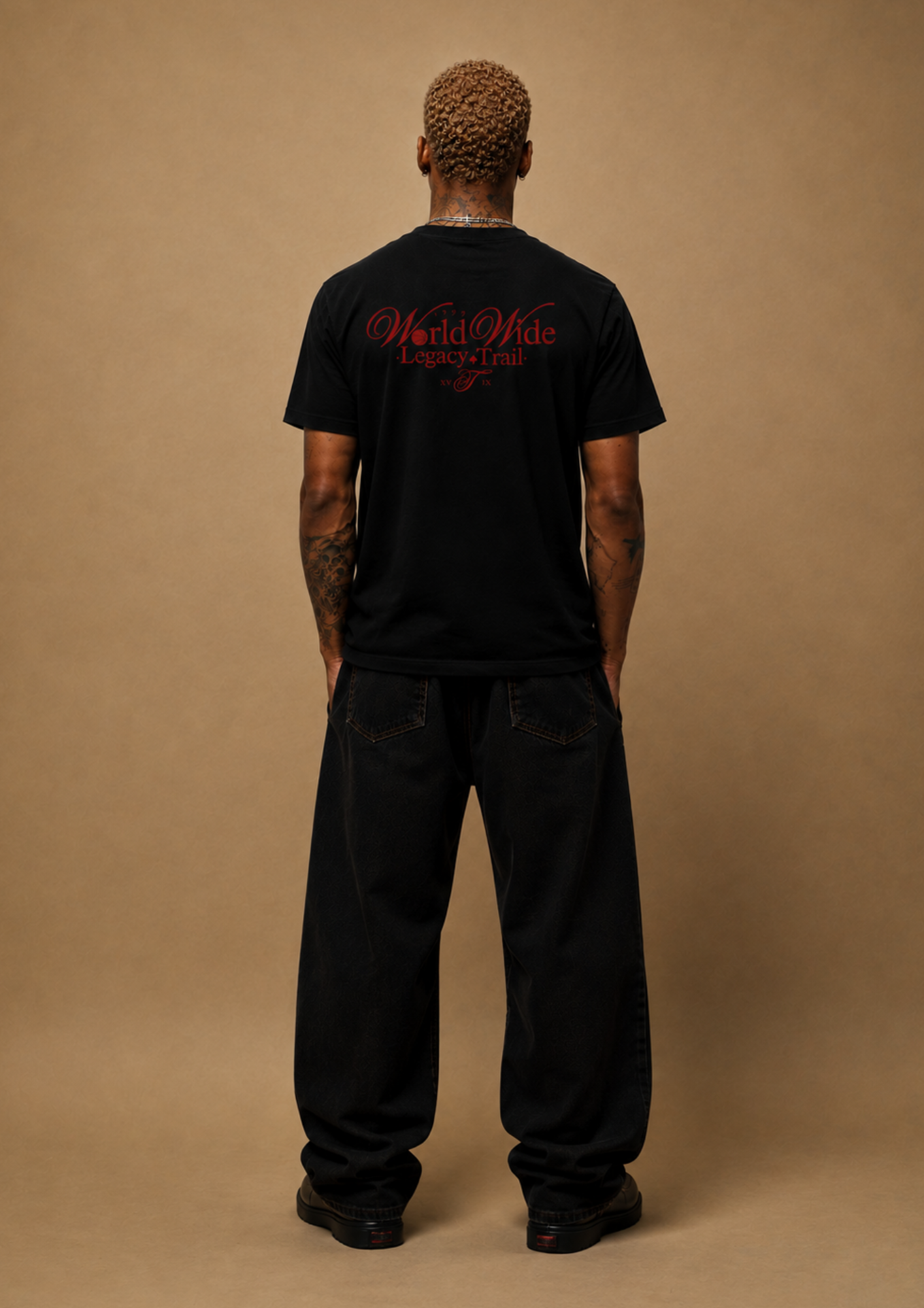 LEGACY TRAIL BLVCK/RED TEE